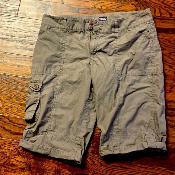 Patagonia women’s brown size 12 cargo shorts longer with pockets, great cons - Picture 1 of 5